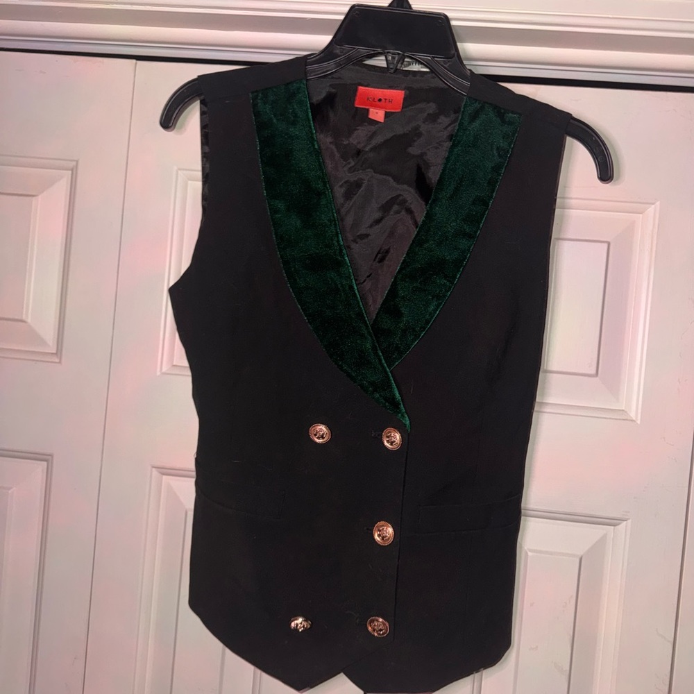 👑 Elegant Black and Green Vest